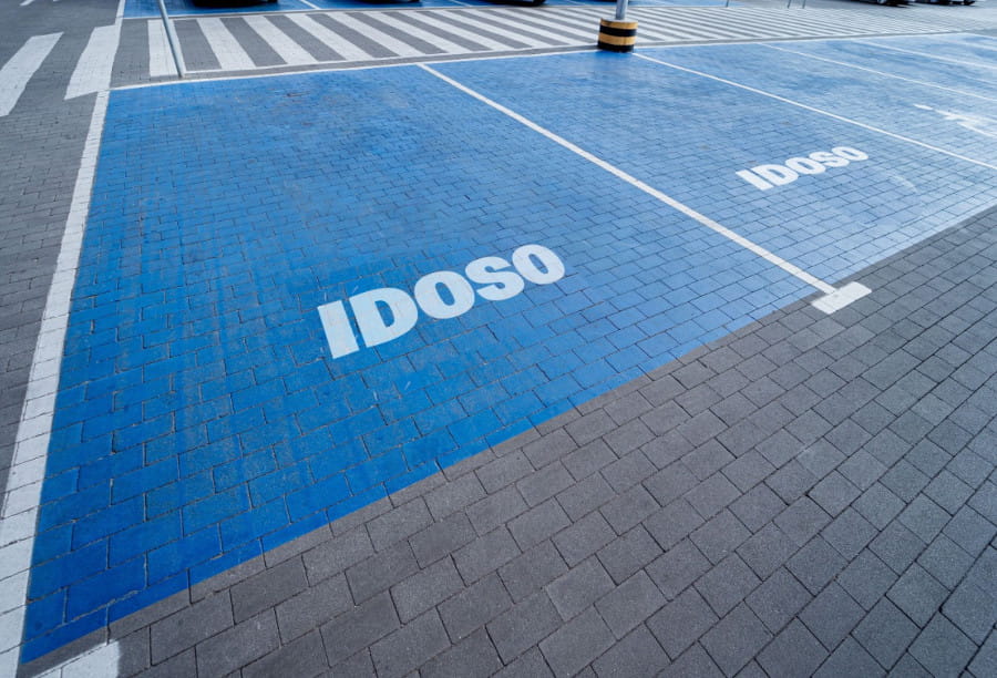 Cartão de estacionamento para idoso vale até para quem não tem CNH