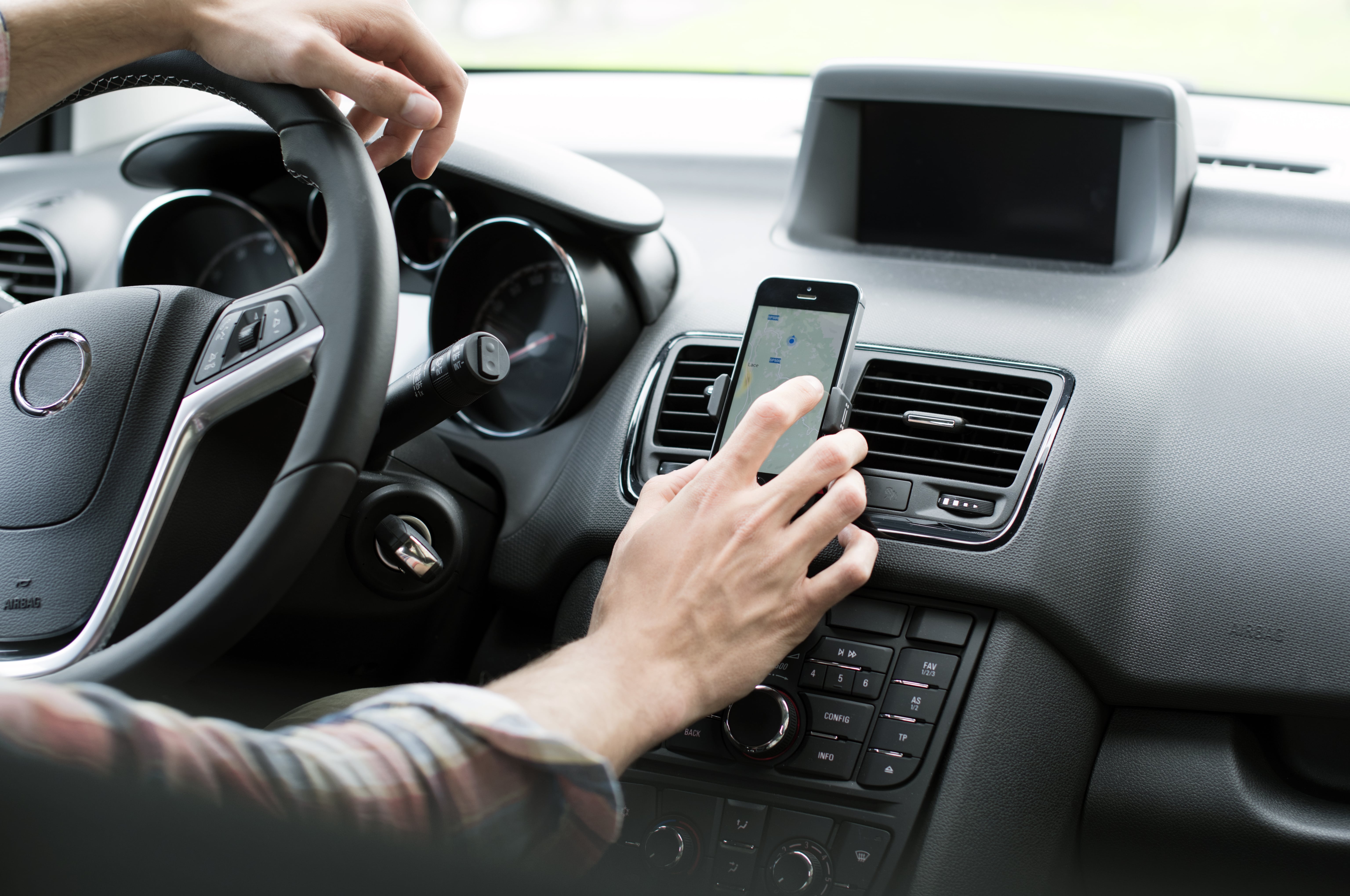 O Uso Do Celular Como GPS É Infração De Trânsito? Veja A Resposta!
