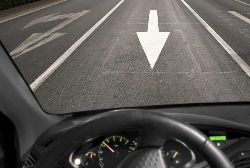 Saiba quais são os valores das multas por andar na contramão