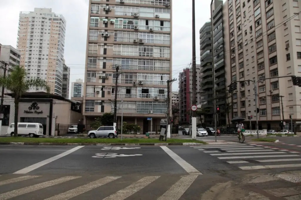 Área de espera para motos é implantada para aumentar segurança no trânsito em Santos