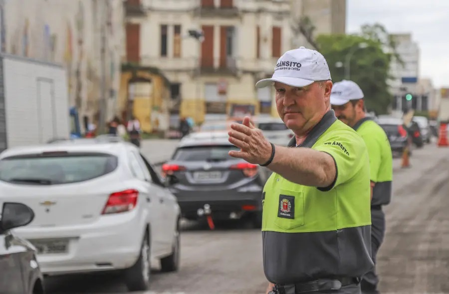 Motorista que não faz conversão obrigatória corre risco de ser multado e de sofrer acidente