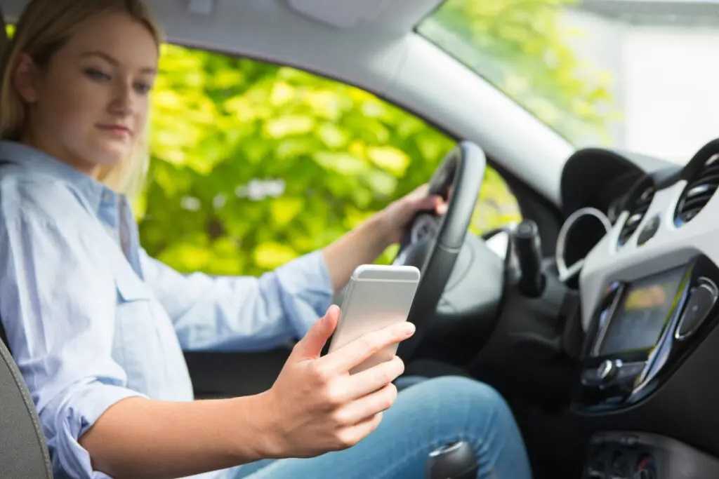 É permitido usar o celular enquanto o veículo está parado no semáforo?