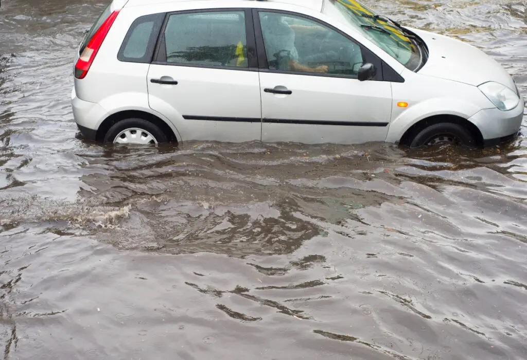 Descubra como e quando ligar o carro depois de uma enchente