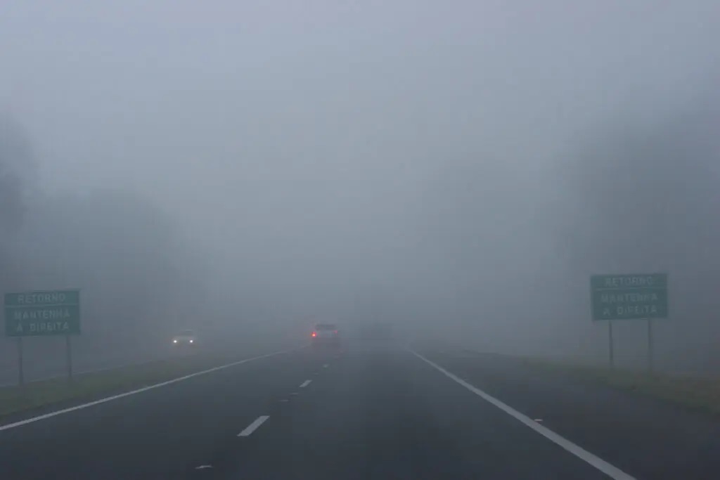 Dirigir sob neblina: veja o que se deve e o que não se deve fazer