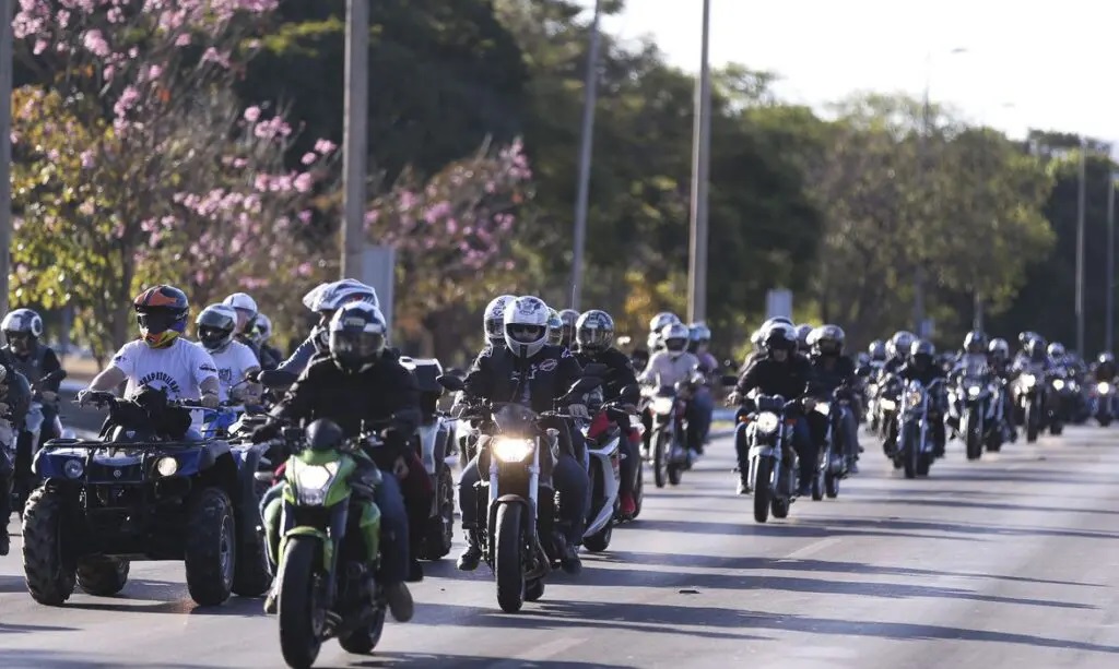 Afinal, motociclista pode costurar entre outros veículos?