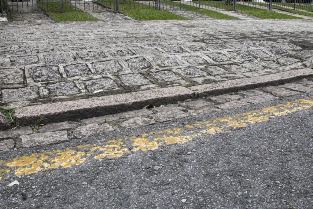 Estacionar em guia rebaixada quando não há entrada ou saída de veículos é infração?