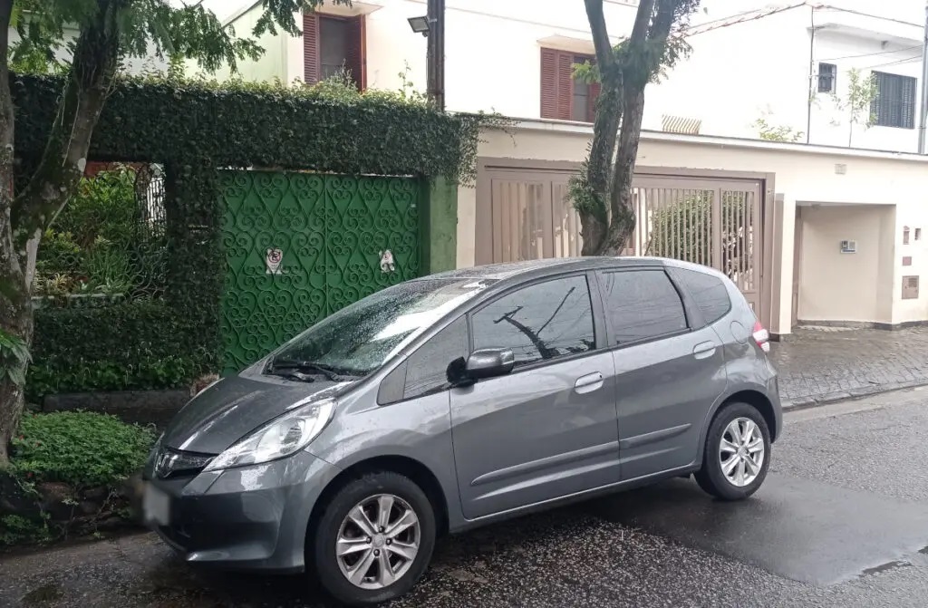 É infração estacionar em frente a própria garagem? Veja aqui!