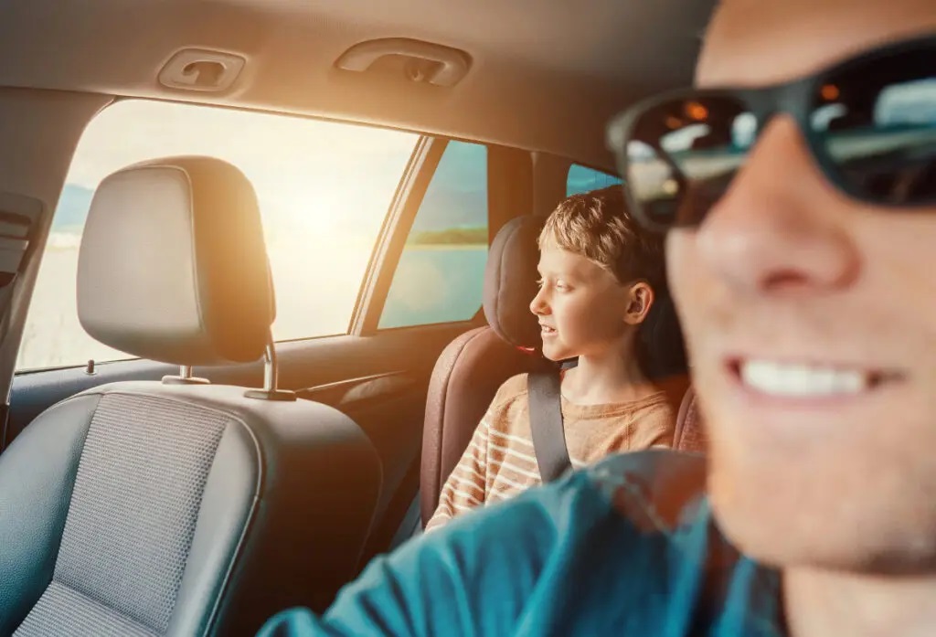 Férias: entenda porque é proibido o transporte de crianças menores de 10 anos no banco da frente do carro