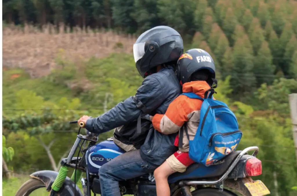Atenção: motociclista que transporta criança menor de 10 anos pode ter suspensão direta da CNH