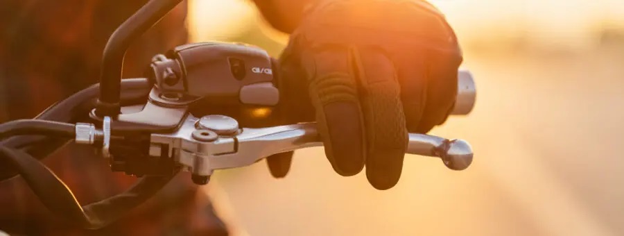 CNH: números de habilitação AB, que vinculam moto e carro, crescem 64%