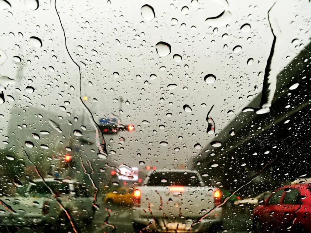 O que o motorista deve fazer em dias de chuva forte?