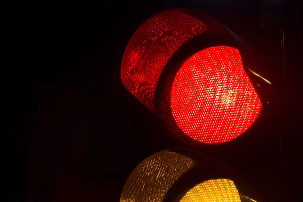 Pode passar sinal vermelho de madrugada?