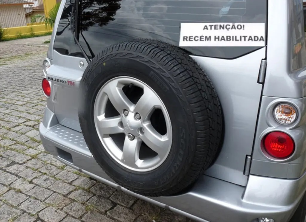 Placa informativa no veículo poderá ser obrigatória para recém-habilitados