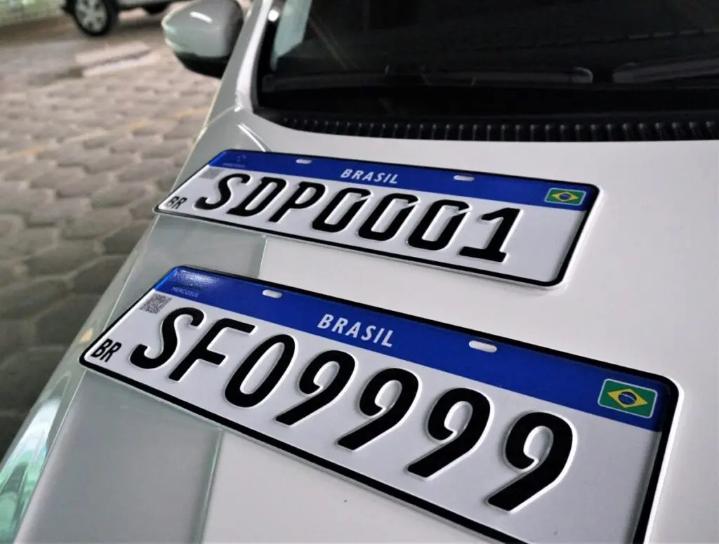 Senadores aprovam retorno de detalhes locais em placas de veículos