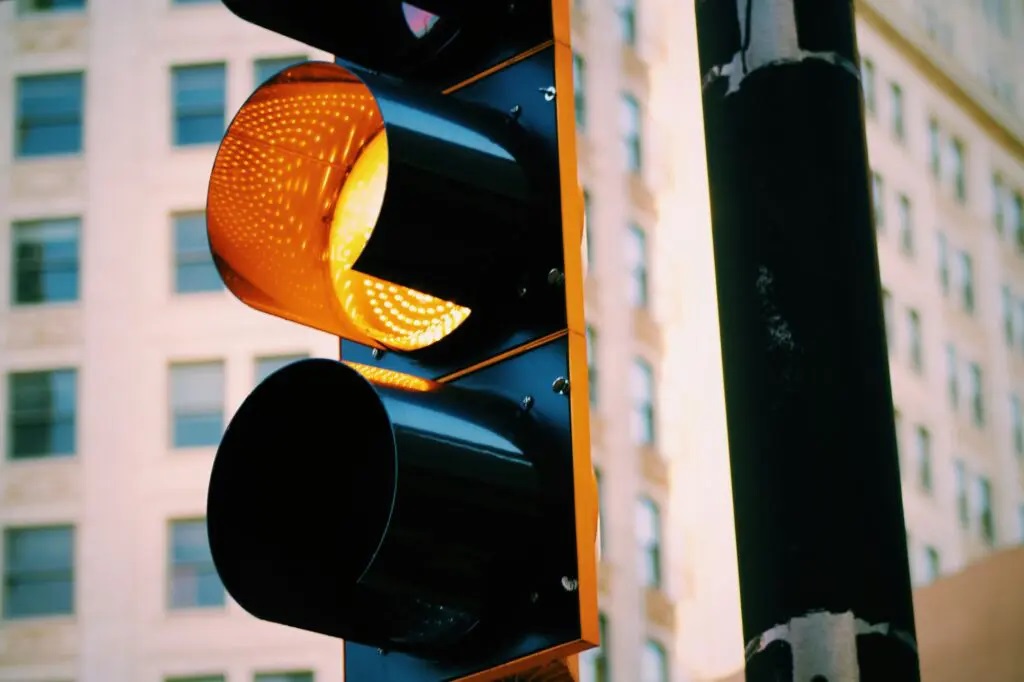Avançar no sinal amarelo dá multa? Quais as regras do semáforo?