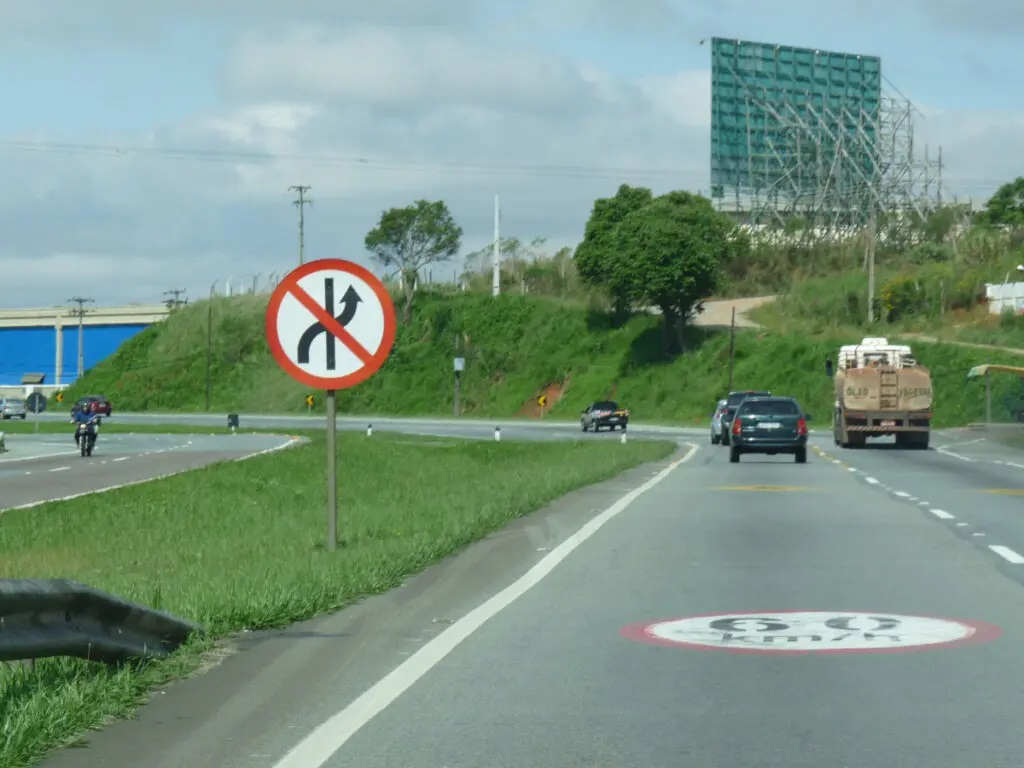 Veja qual a velocidade máxima permitida nas rodovias brasileiras